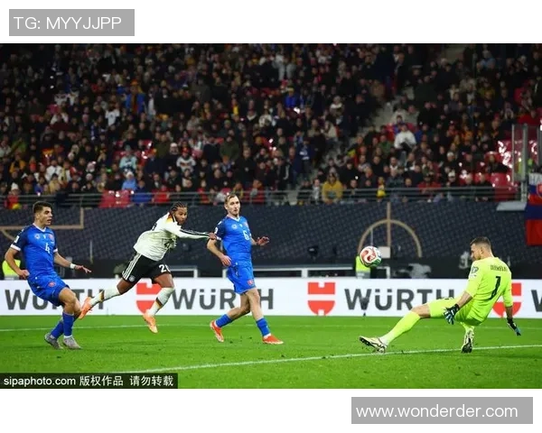 施洛特贝克禁区关键铲球引争议裁判未判罚奥利塞倒地成焦点